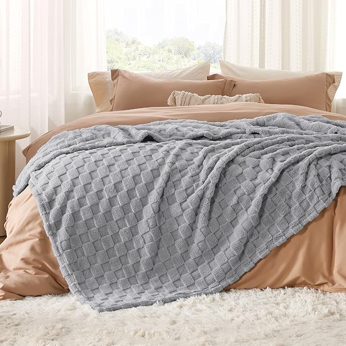 Bedsure GentleSoft King Size Blanket for Bed - Super Soft Cozy Blankets for Women Men Girls, Large Fuzzy Fleece Throw for Bedroom Decor, Silver Grey,108x90 Inches