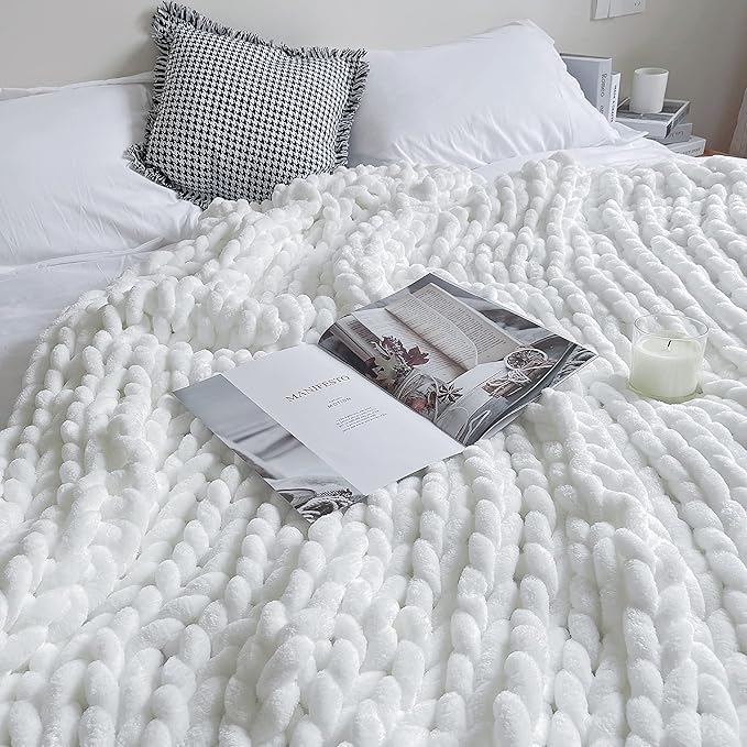 Maetoow Chenille Chunky Knit Blanket Throw (40×50 Inch), Handmade Warm & Cozy Blanket Couch, Bed, Home Decor, Soft Breathable Fleece Banket, Christmas Thick and Giant Yarn Throws, White
