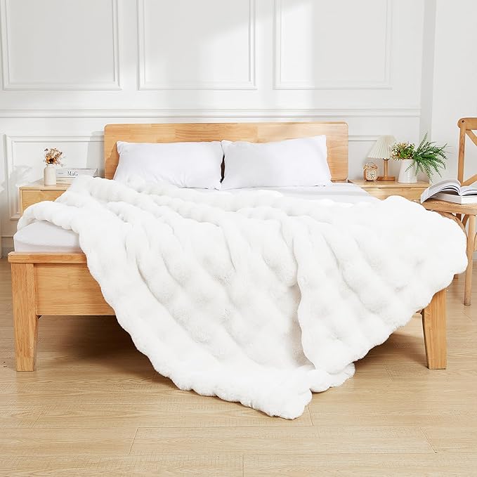 Latepis White Faux Fur King Blanket Cozy Bubble Blanket Soft Fuzzy Thick Living Room Blanket for Bed Sofa Bedroom Plush Fluffy Warm Blanket for All Seasons Luxury Throw Blanket 90x108 Inch, 860gsm