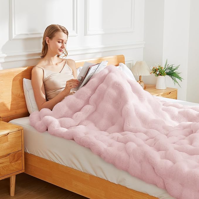 Latepis Pink Faux Fur Throw Blanket for Couch Bubble Cute Soft Warm Comforter Thick Furry Blanket for Sofa Bedroom Cozy Blankets for Women Gift Luxury Blanket for All Seasons 50''x60'', 860gsm